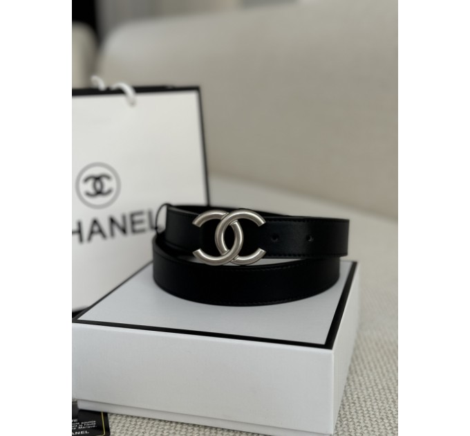 Ремінь Chanel: чорна шкіра та срібна бляха