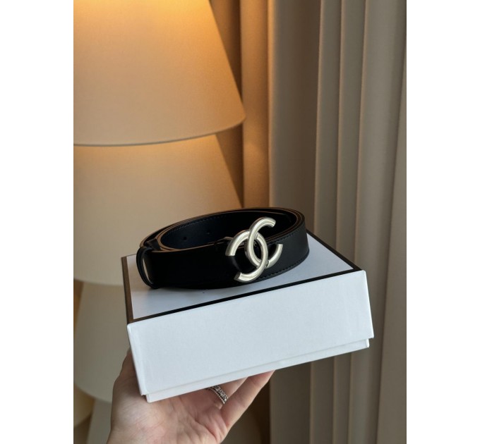 Ремінь Chanel: чорна шкіра та срібна бляха