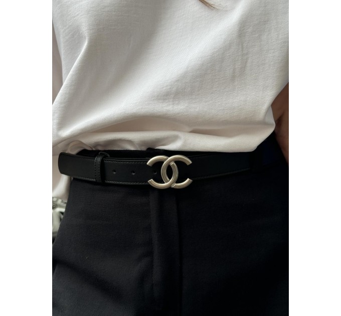 Ремінь Chanel: чорна шкіра та срібна бляха