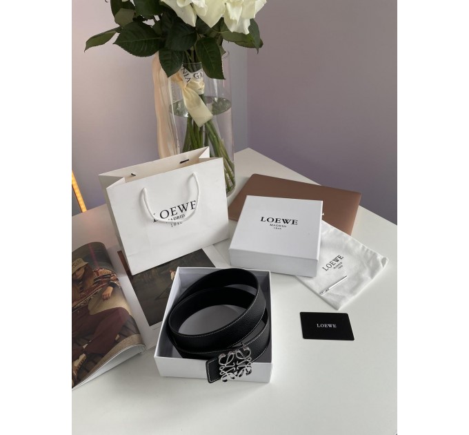Ремінь Loewe Anagram: зерниста шкіра та срібло
