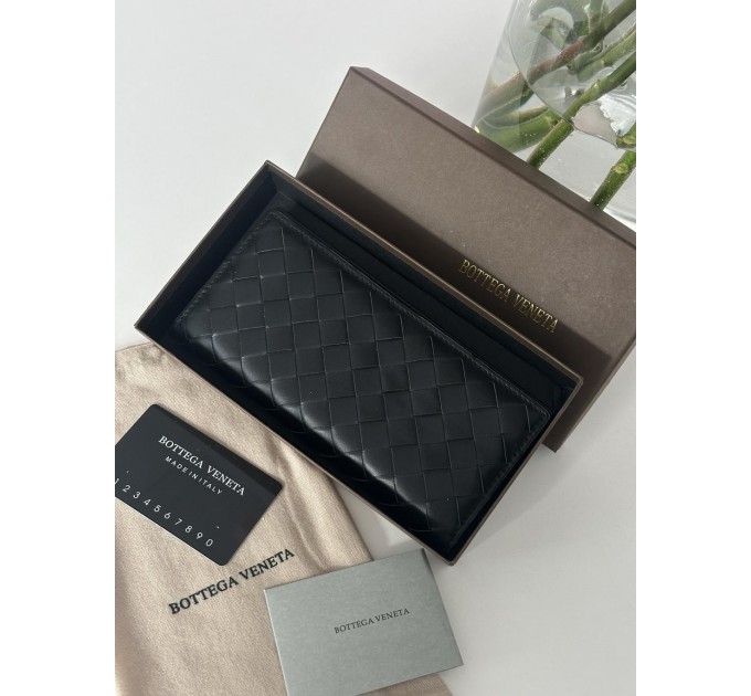 Клатч Bottega Veneta Intrecciato: плетена шкіра та 12 відділень для карток