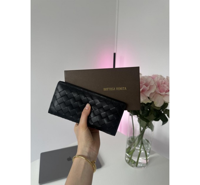 Клатч Bottega Veneta Intrecciato: плетена шкіра та 12 відділень для карток