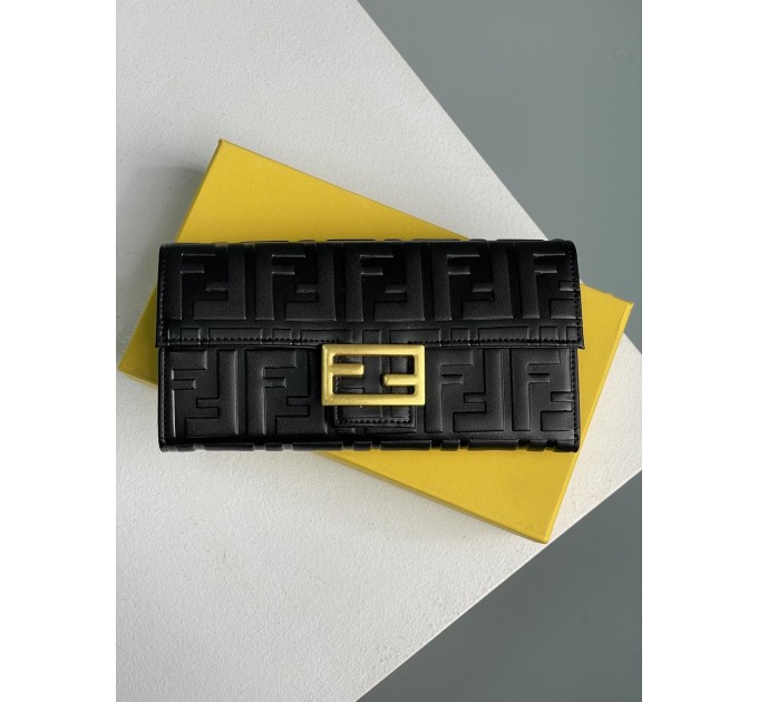 Клатч Fendi: тиснена шкіра з випуклим брендуванням