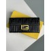 Клатч Fendi: тиснена шкіра з випуклим брендуванням