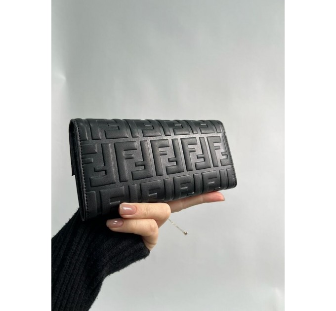 Клатч Fendi: тиснена шкіра з випуклим брендуванням