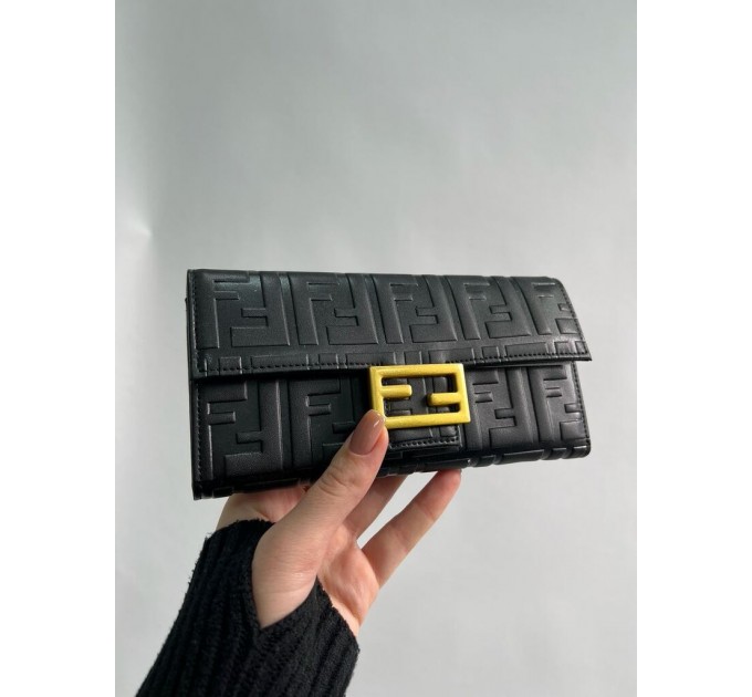 Клатч Fendi: тиснена шкіра з випуклим брендуванням