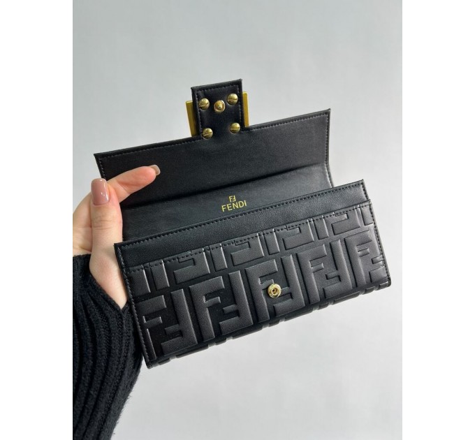 Клатч Fendi: тиснена шкіра з випуклим брендуванням