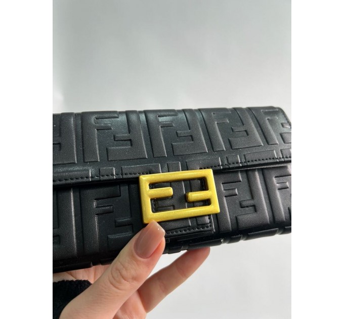 Клатч Fendi: тиснена шкіра з випуклим брендуванням