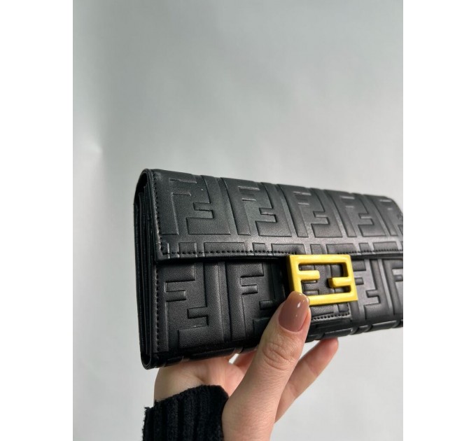 Клатч Fendi: тиснена шкіра з випуклим брендуванням