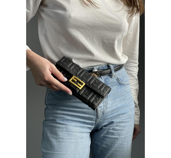 Клатч Fendi: тиснена шкіра з випуклим брендуванням