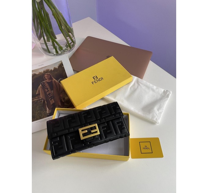 Клатч Fendi: тиснена шкіра з випуклим брендуванням