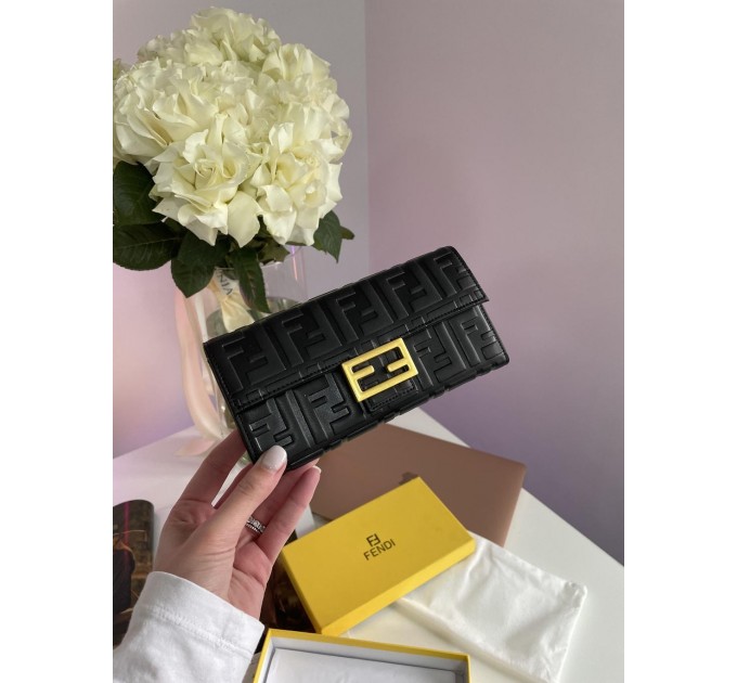 Клатч Fendi: тиснена шкіра з випуклим брендуванням
