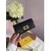 Клатч Fendi: тиснена шкіра з випуклим брендуванням