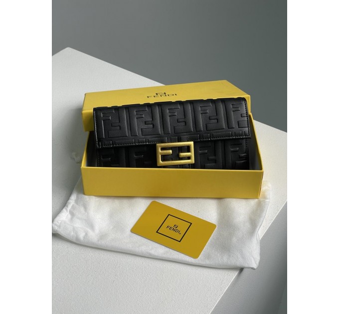 Клатч Fendi: тиснена шкіра з випуклим брендуванням