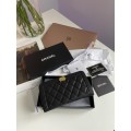 Клатч Chanel Boy: зерниста шкіра та золотий колір