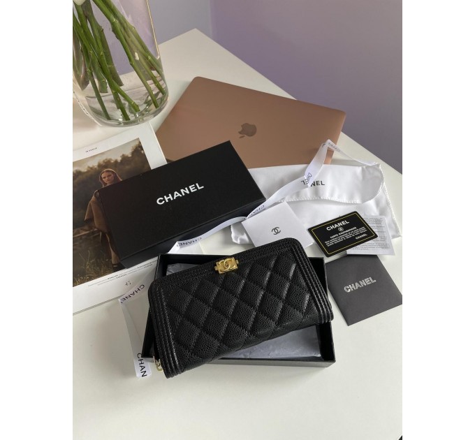 Клатч Chanel Boy: зерниста шкіра та золотий колір
