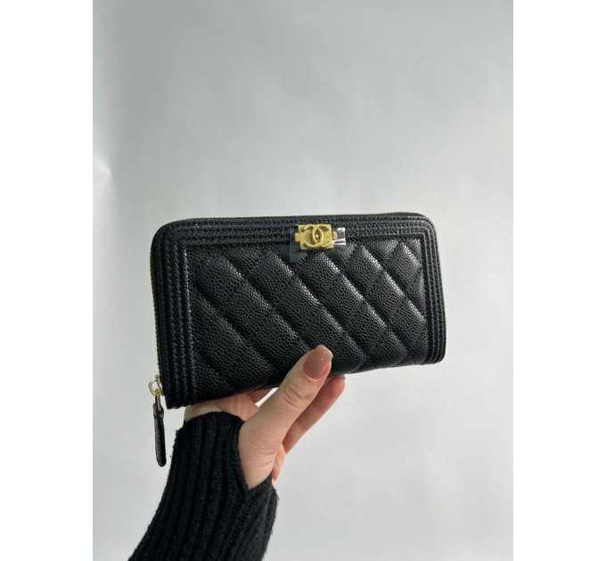 Клатч Chanel Boy: зерниста шкіра та золотий колір