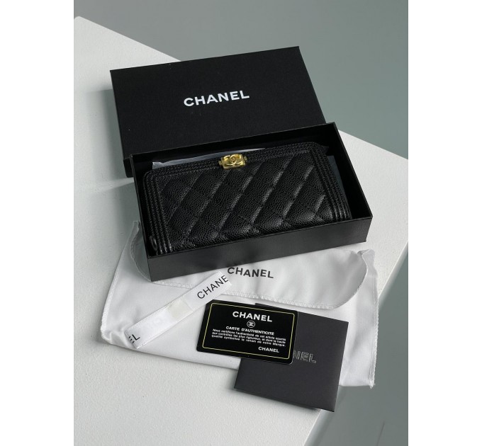 Клатч Chanel Boy: зерниста шкіра та золотий колір