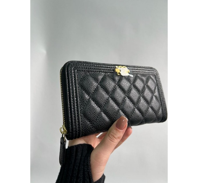 Клатч Chanel Boy: зерниста шкіра та золотий колір