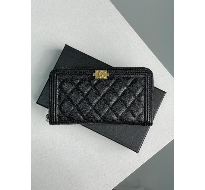 Клатч Chanel Boy: зерниста шкіра та золотий колір