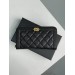 Клатч Chanel Boy: зерниста шкіра та золотий колір