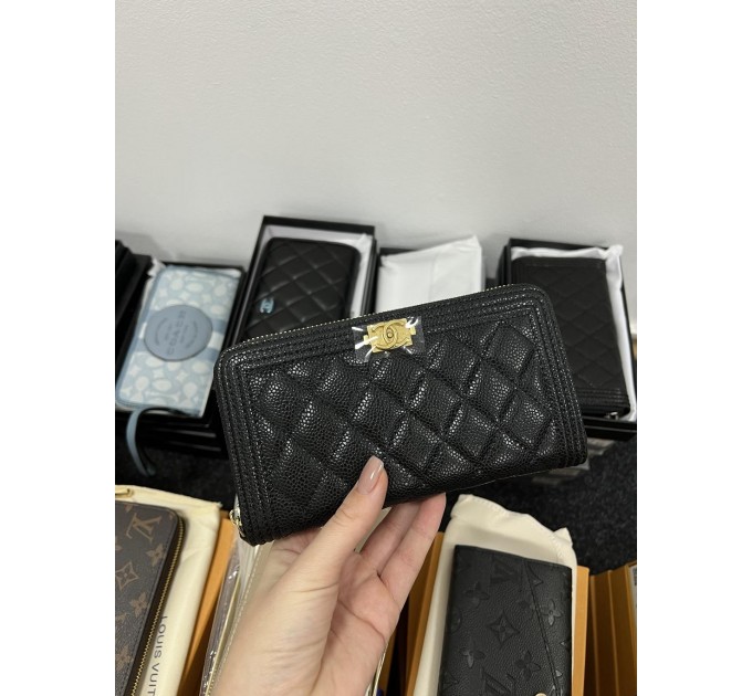 Клатч Chanel Boy: зерниста шкіра та золотий колір