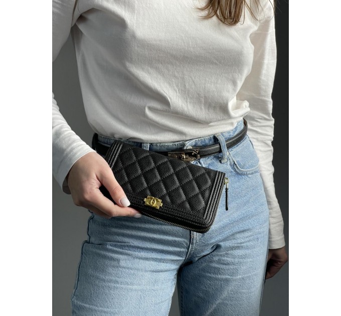 Клатч Chanel Boy: зерниста шкіра та золотий колір
