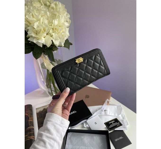 Клатч Chanel Boy: зерниста шкіра та золотий колір