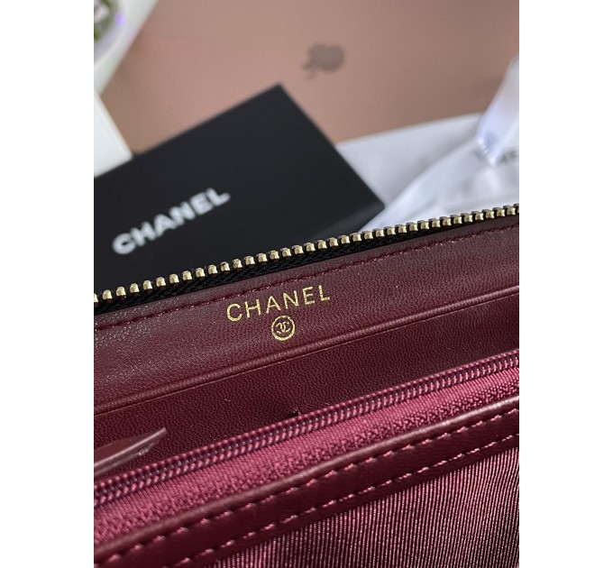 Клатч Chanel Boy: зерниста шкіра та золотий колір