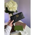 Клатч Gucci GG Marmont: стьобана шкіра Matelassé та золотий логотип