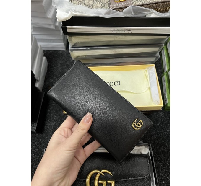 Клатч Gucci Marmont G: гладка шкіра та 12 відділень для карток