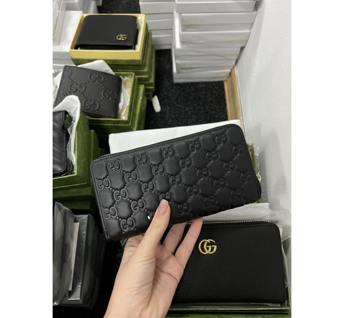 Клатч Gucci Guccissima: тиснена шкіра з фірмовою канвою