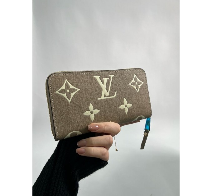 Клатч Louis Vuitton Clemence: двоколірний бежевий із фірмовим тисненням