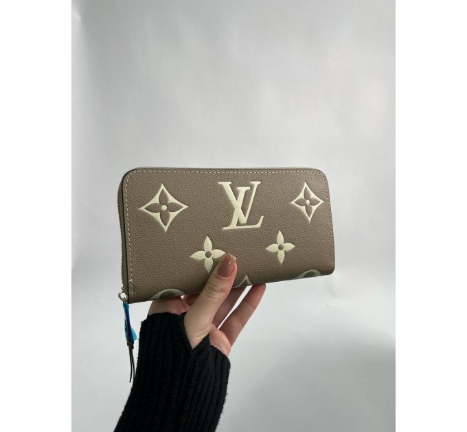 Клатч Louis Vuitton Clemence: двоколірний бежевий із фірмовим тисненням