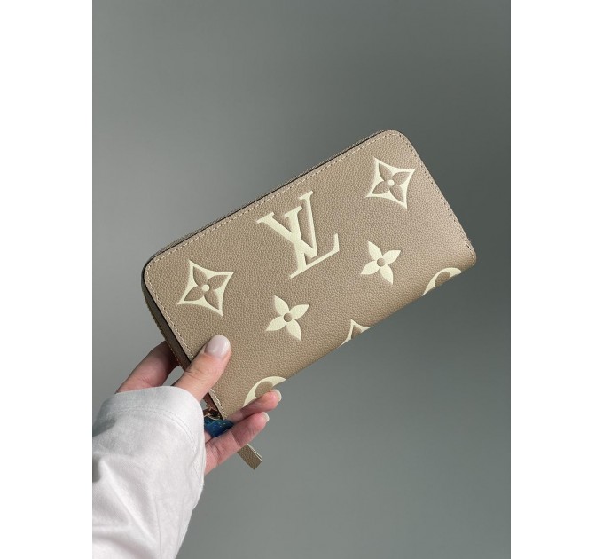 Клатч Louis Vuitton Clemence: двоколірний бежевий із фірмовим тисненням
