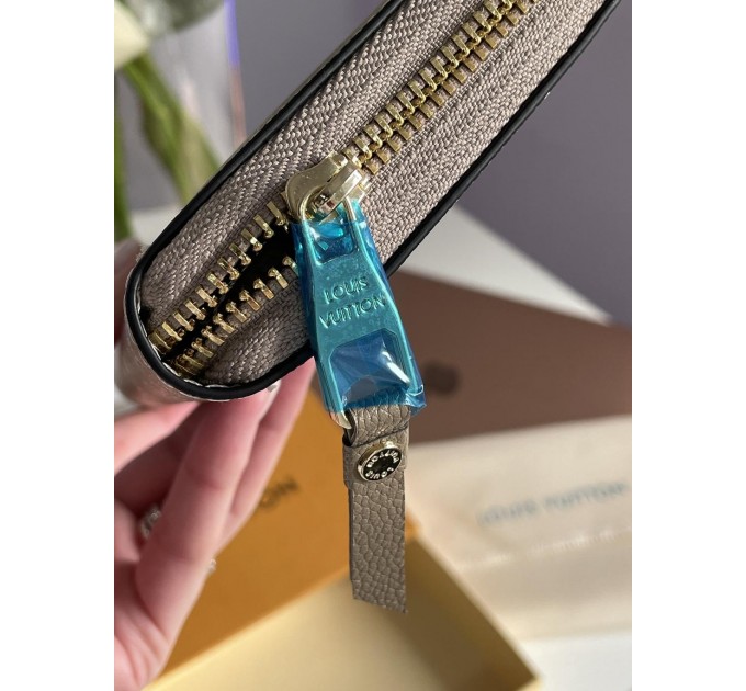 Клатч Louis Vuitton Clemence: двоколірний бежевий із фірмовим тисненням