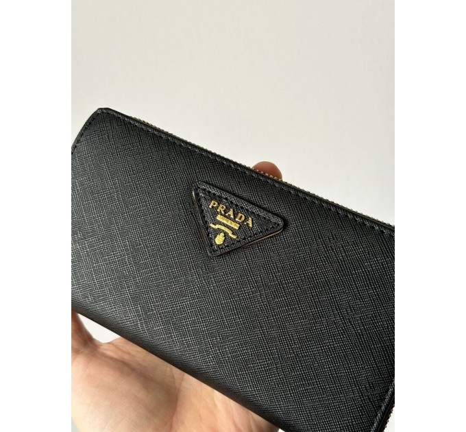 Клатч Prada Round Zippy: текстурна шкіра Nero Black