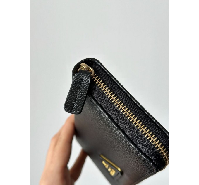 Клатч Prada Round Zippy: текстурна шкіра Nero Black