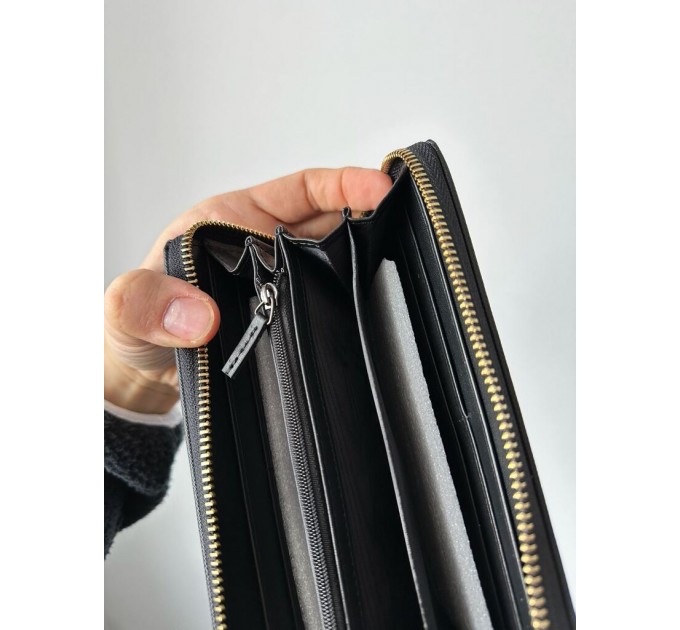 Клатч Prada Round Zippy: текстурна шкіра Nero Black