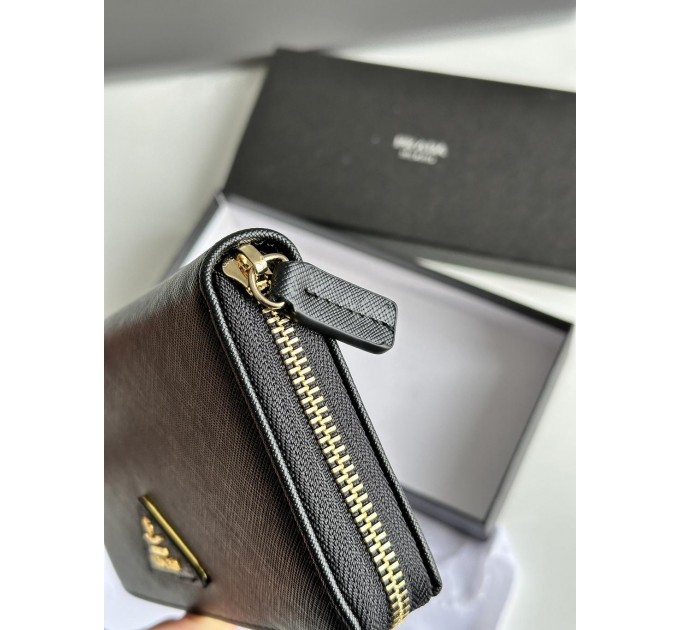 Клатч Prada Round Zippy: текстурна шкіра Nero Black