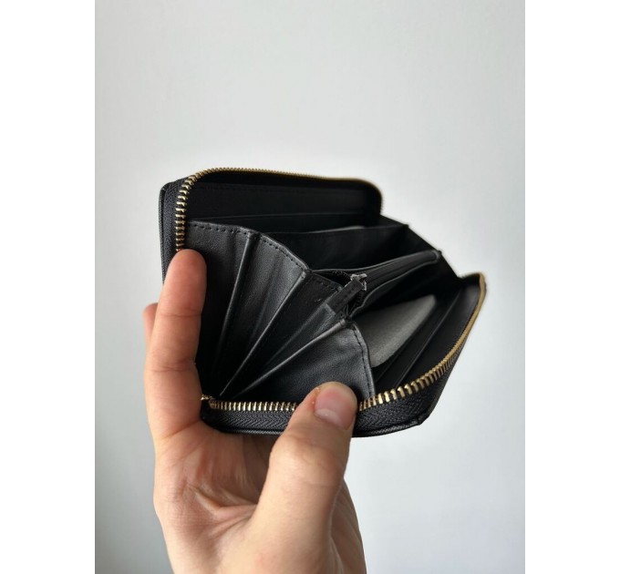 Клатч Prada Round Zippy: текстурна шкіра Nero Black