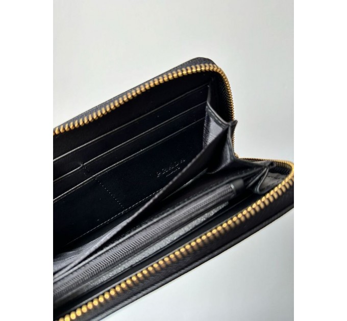 Клатч Prada Round Zippy: текстурна шкіра Nero Black