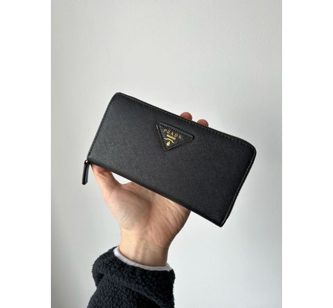 Клатч Prada Round Zippy: текстурна шкіра Nero Black